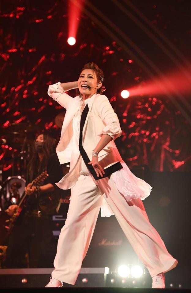 熱唱する柚希礼音＝東京ドームシティホール（撮影・園田高夫）