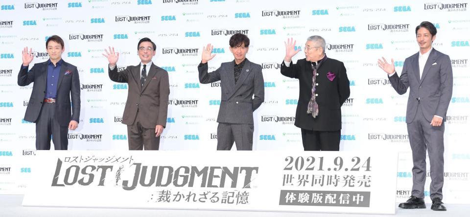 笑顔でゲームの完成を喜ぶ（左から）山本耕史、光石研、木村拓哉、中尾彬、玉木宏＝東京・品川インターシティホール（撮影・金田祐二）