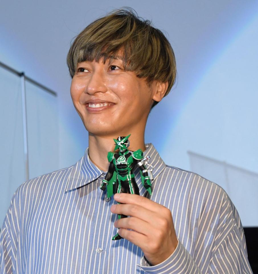 　純烈ジャーの人形を手に笑顔の後上翔太（撮影・棚橋慶太）