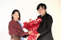 　細田守監督（右）に大ヒット祝いの花束を手渡す宮崎あおい