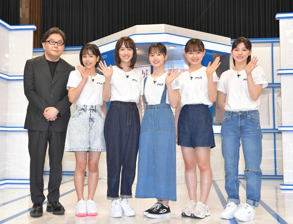 　（左から）総合プロデューサーの秋元康氏、三浦涼菜、赤穂華、飯沼愛、武山瑠香、渋谷風花
