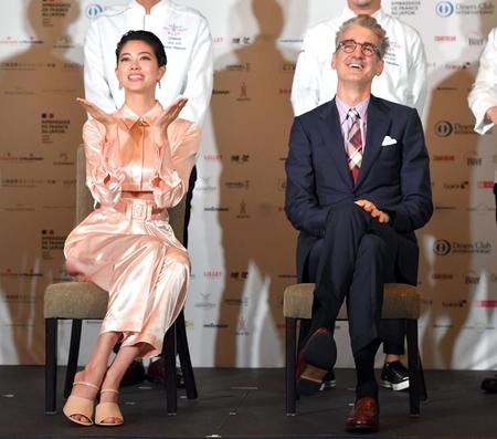 「ダイナーズクラブ　フランス　レストランウィーク２０２１記者発表会」に登場した森星（左）とフローラン・ダバディ＝東京・丸の内のパレスホテル東京（撮影・伊藤笙子）