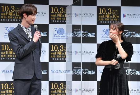 宮沢氷魚（左）の暴露に驚く上白石萌歌＝東京・新宿のＬＵＭＩＮＥ　０（撮影・伊藤笙子）