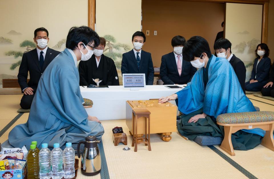 対局に臨む豊島叡王（左）と藤井二冠（日本将棋連盟霊境）