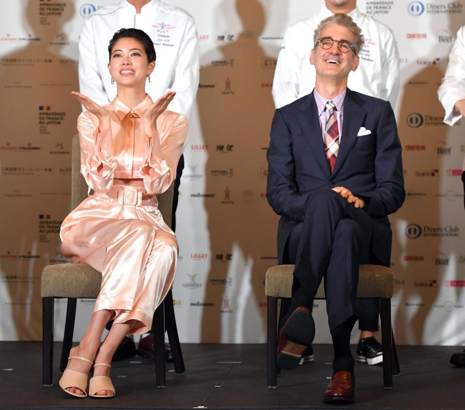 「ダイナーズクラブ　フランス　レストランウィーク２０２１記者発表会」に登場した森星（左）とフローラン・ダバディ＝東京・丸の内のパレスホテル東京（撮影・伊藤笙子）