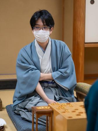 対局を振り返る豊島将之叡王（日本将棋連盟提供）