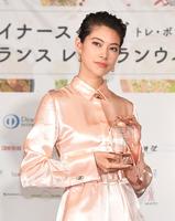 「ダイナーズクラブ　フランス　レストランウィーク２０２１」のアンバサダートロフィーを受け取った森星＝東京・丸の内のパレスホテル東京（撮影・伊藤笙子）