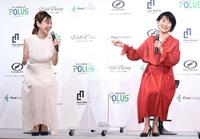 イベントで笑顔を見せる高橋真麻（左）と小島奈津子＝東京・青山グランドホール（撮影・高石航平）