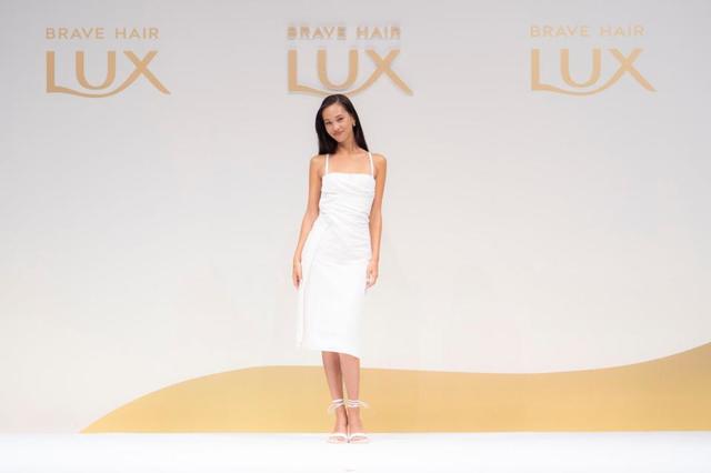 水原希子 背中パックリ大胆ワンピで 夏の名残惜しさを背中で表現 芸能 デイリースポーツ Online