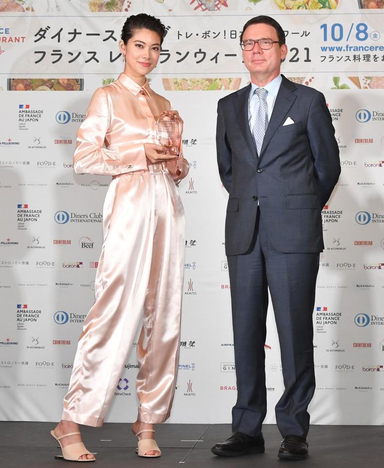 「ダイナーズクラブ　フランス　レストランウィーク２０２１」のアンバサダートロフィーを受け取った森星とジャン＝フィリップ・ザーム事務局長＝東京・丸の内のパレスホテル東京（撮影・伊藤笙子）