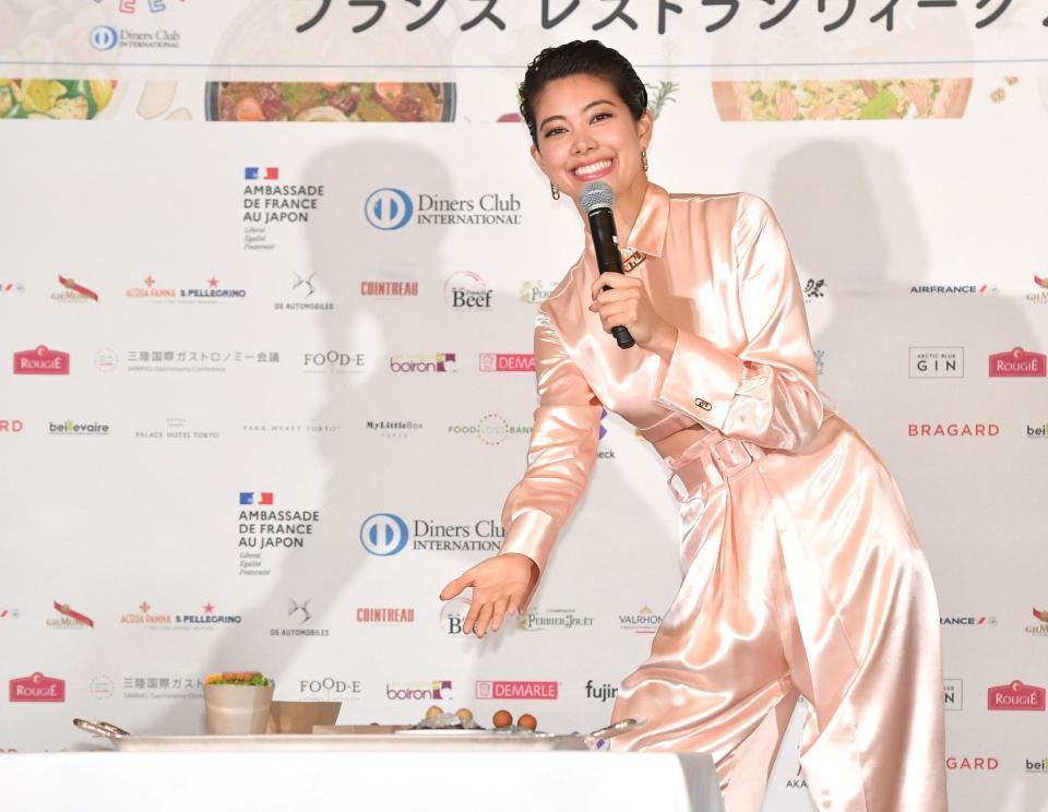 自身がプロデュースしたコースを紹介する森星＝東京・丸の内のパレスホテル東京（撮影・伊藤笙子）