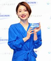 　商品をＰＲする石原さとみ