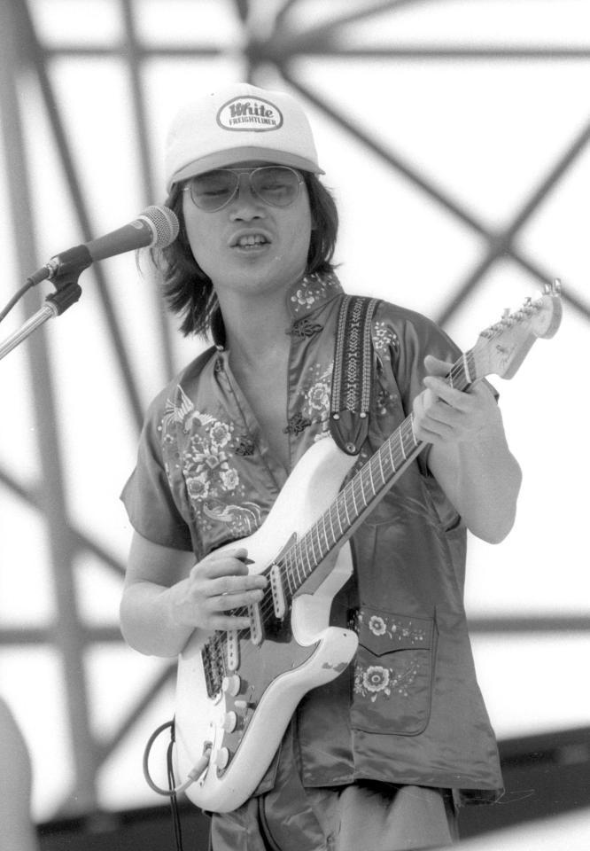 　「ホットジャム’79　イン　つま恋」のステージで歌う大久保一久さん＝１９７９年７月、静岡県掛川市