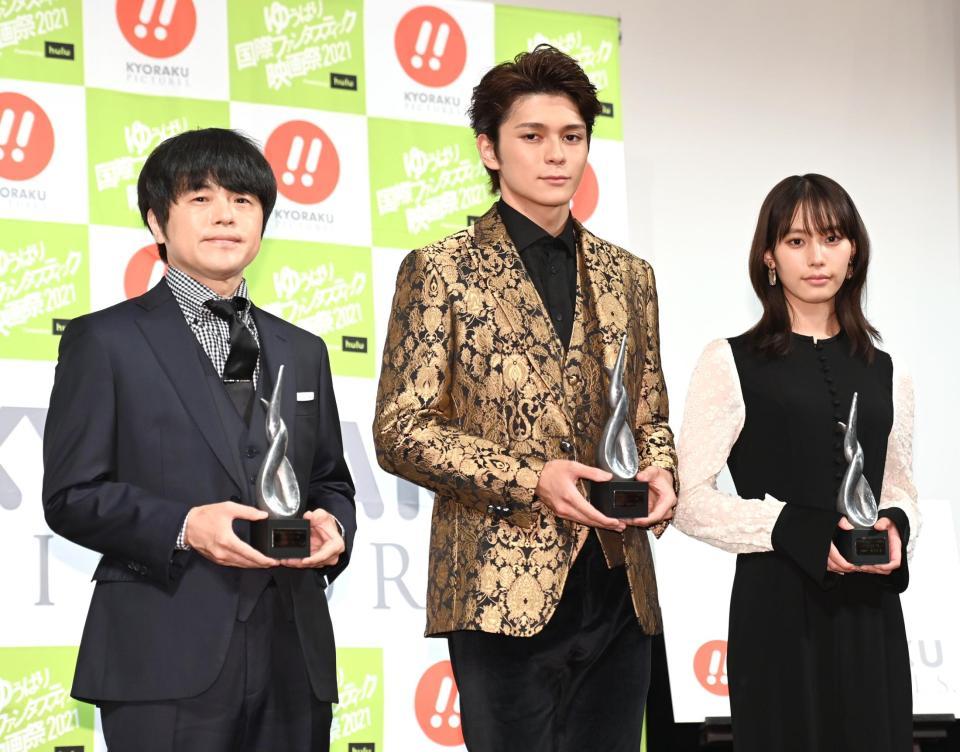 　オープニングセレモニーに登場した（左から）バカリズム、眞栄田郷敦、南沙良（撮影・高石航平）