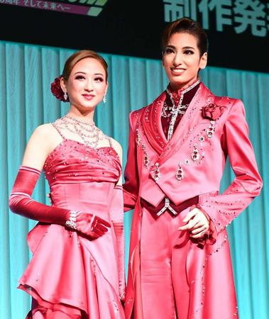 　ポーズを決める星風まどか（左）と柚香光＝都内のホテル（撮影・園田高夫）