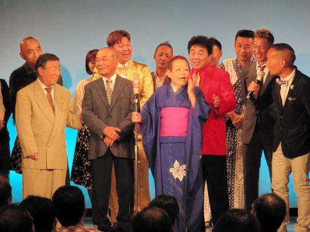 　横山たかしさん追悼公演に出演した（前列左から）酒井くにお、三吾、正司敏江さん＝２０１９年８月撮影