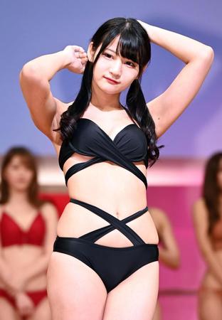 ポージングを決めるミスフラッシュ２０２２ファイナリストのまゆたゆま＝ＴＯＫＹＯＦＭホール（撮影・高石航平）