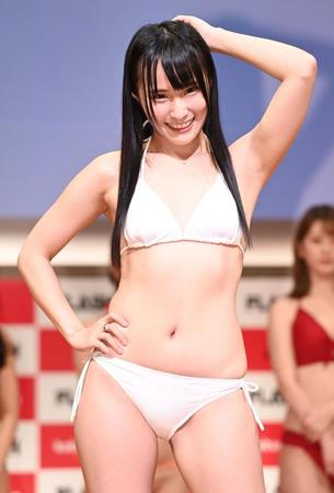 ポージングを決めるミスフラッシュ２０２２ファイナリストの藤原ひかり＝ＴＯＫＹＯＦＭホール（撮影・高石航平）