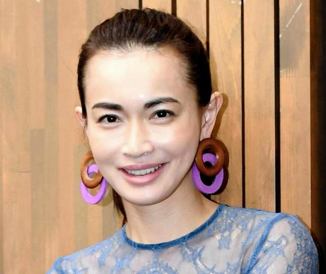 長谷川京子 ヒョウ柄の超ミニワンピに 美脚 足もバンビ ２０代にしか見えない 芸能 デイリースポーツ Online