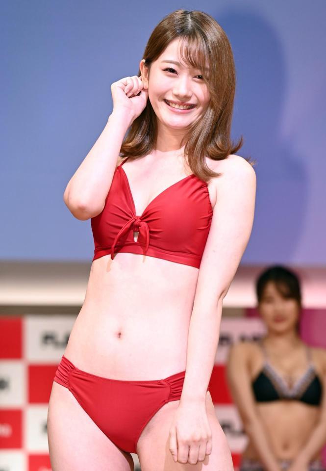 ポージングを決めるミスフラッシュ２０２２ファイナリストの笹岡郁未＝ＴＯＫＹＯＦＭホール（撮影・高石航平）