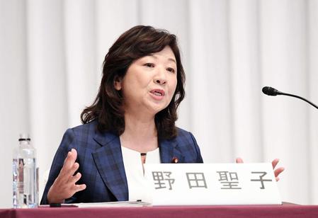 　公開討論会で決意表明する野田聖子幹事長代行（代表撮影）
