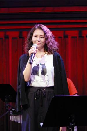 　黒猫柄のＴシャツ姿で歌唱した小泉今日子