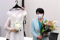 　ウエディングドレスと並ぶ高市早苗議員