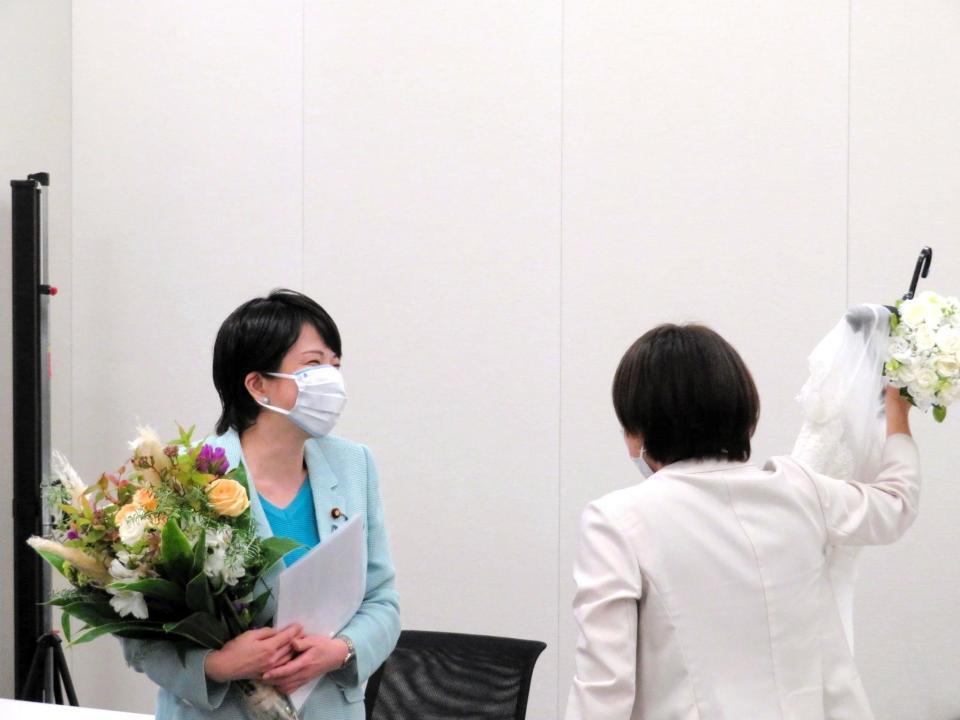 　ウエディングドレスをうっとり見つめる高市早苗議員