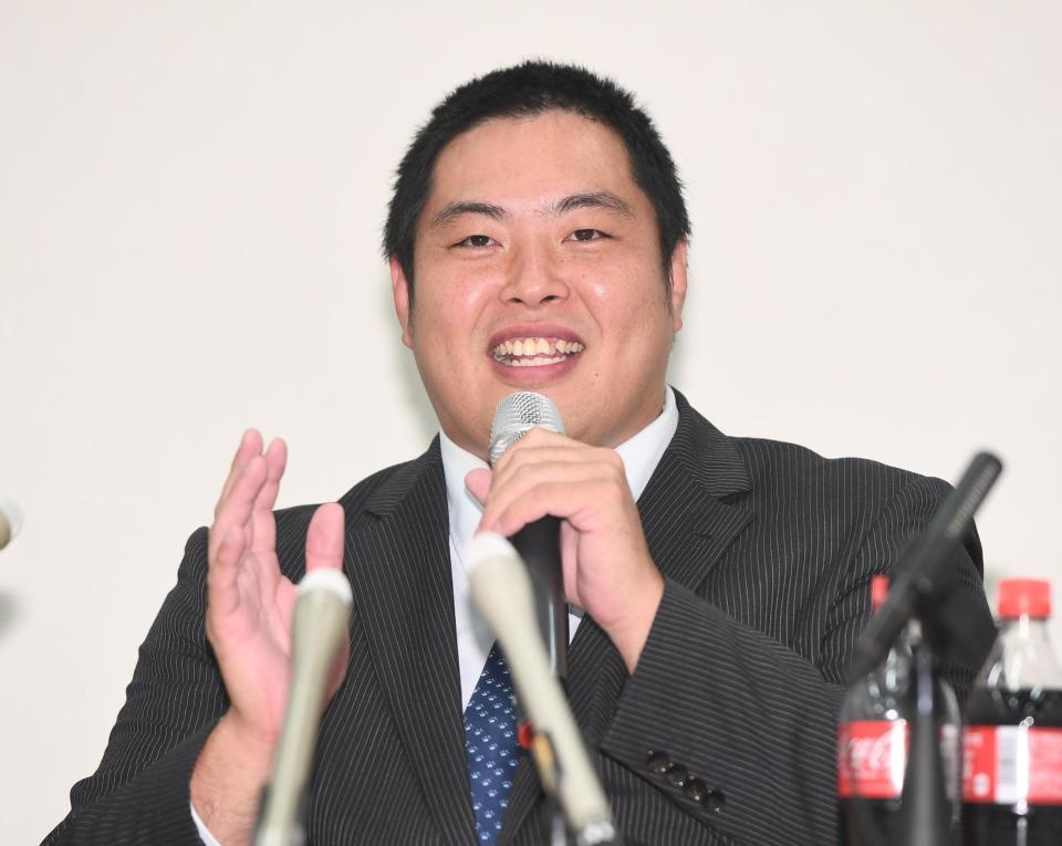 　笑顔で山口県参院捕選出馬を表明するへずまりゅう＝参議院議員会館（撮影・金田祐二）