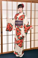 　ツバキ柄の着物を披露する荻野由佳（撮影・園田高夫）