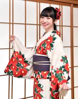 　ツバキ柄の着物を披露する荻野由佳（撮影・園田高夫）