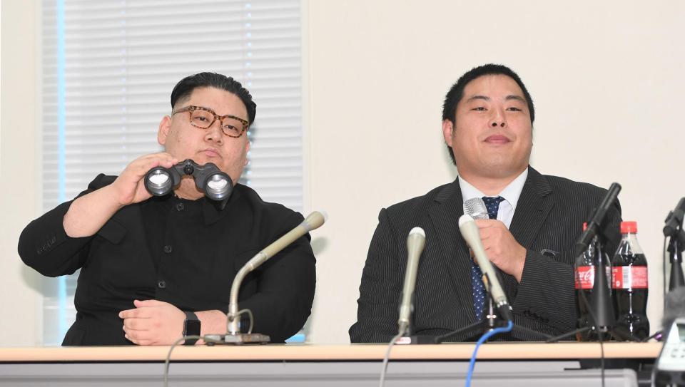 　ぷりん将軍を伴って会見するへずまりゅう＝参議院議員会館（撮影・金田祐二）