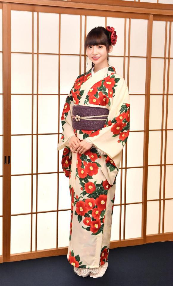 　浴衣姿を披露する荻野由佳（撮影・園田高夫）