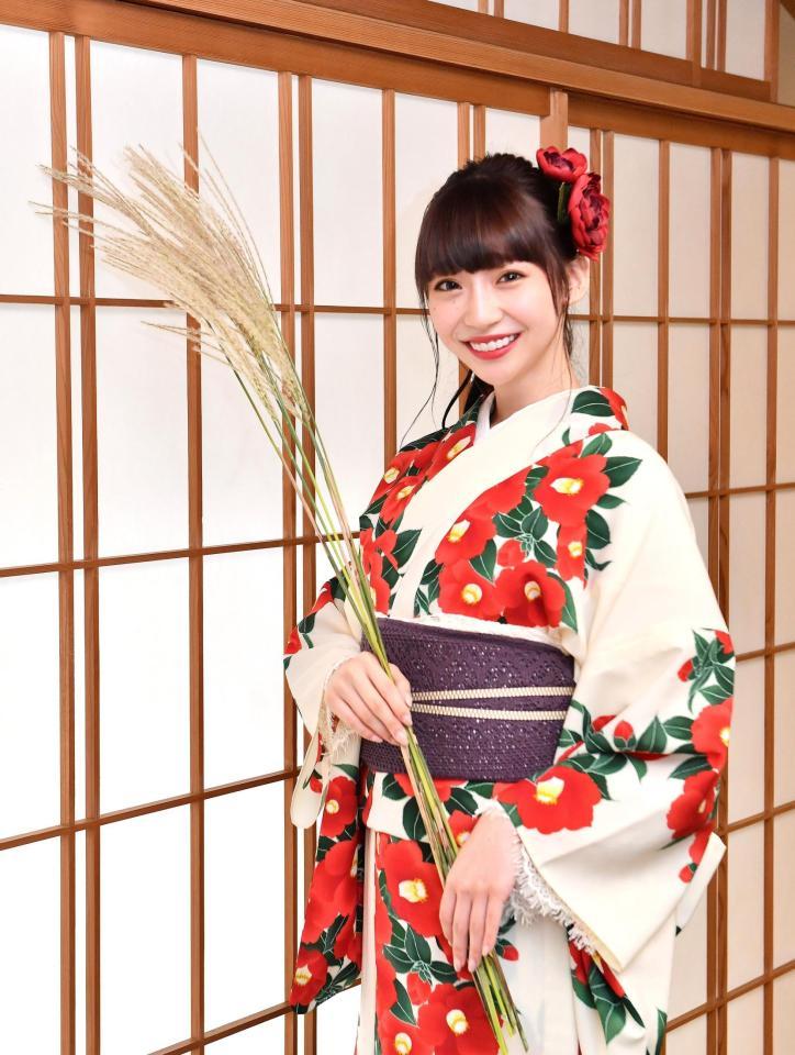 　浴衣姿の荻野由佳がススキを手に笑顔でポーズを決める（撮影・園田高夫）