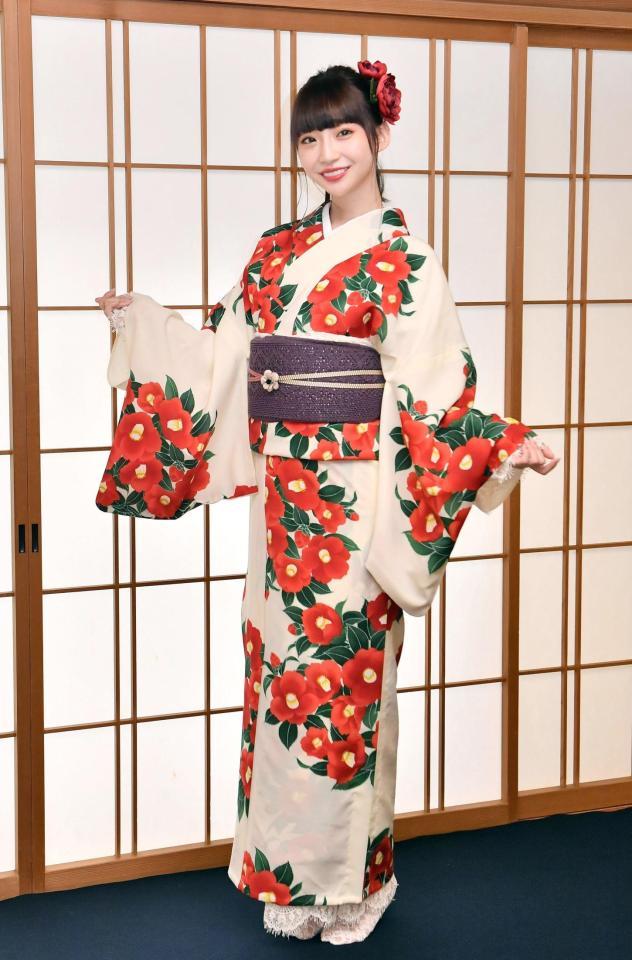 　ツバキ柄の着物を披露する荻野由佳（撮影・園田高夫）