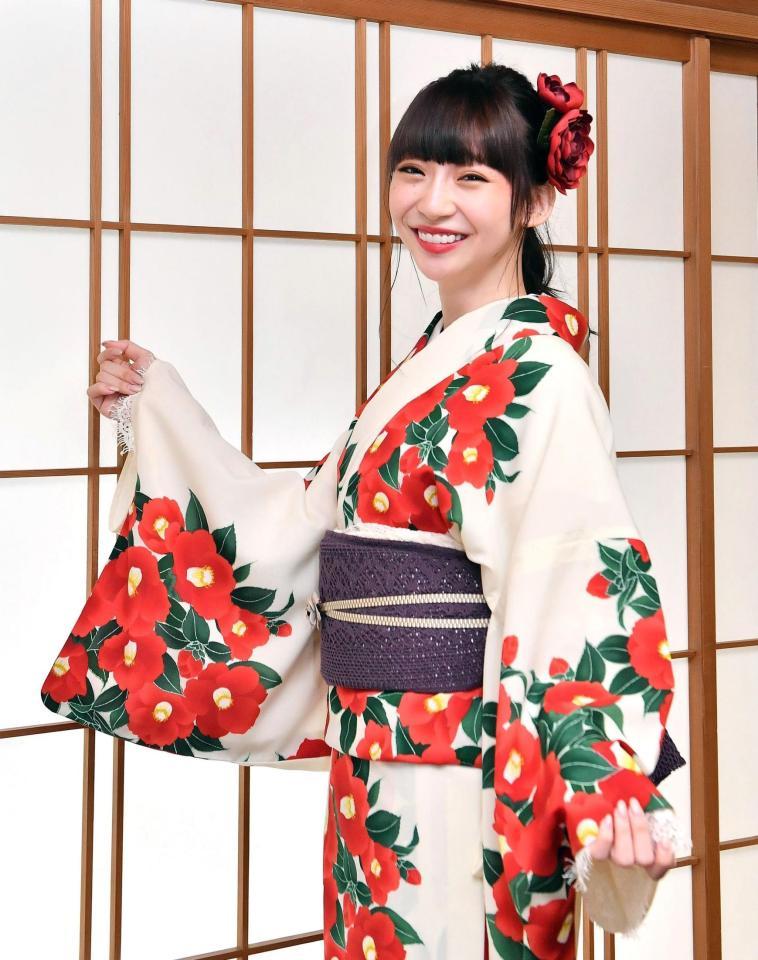 　ツバキ柄の着物を披露する荻野由佳（撮影・園田高夫）