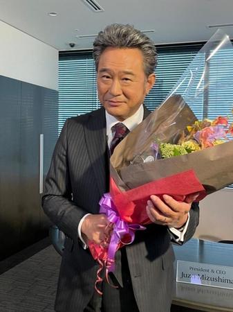 撮影がクランクアップし、花束を手にする船越英一郎