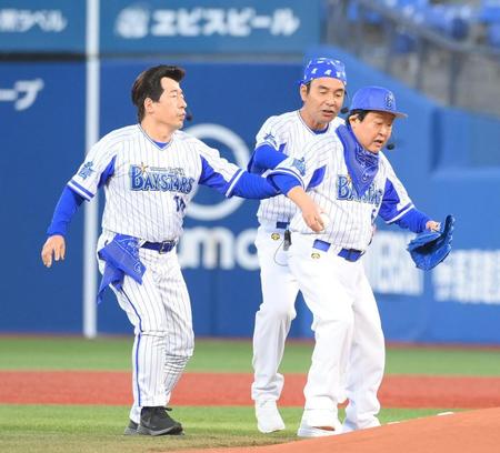 　始球式に登場した（左から）ダチョウ倶楽部の寺門ジモン、肥後克広、上島竜兵（撮影・堀内翔）