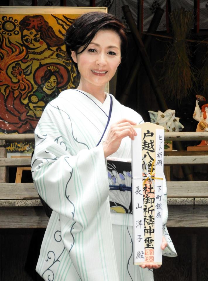 着物姿でヒット祈願を行った長山洋子＝東京・戸越八幡神社　