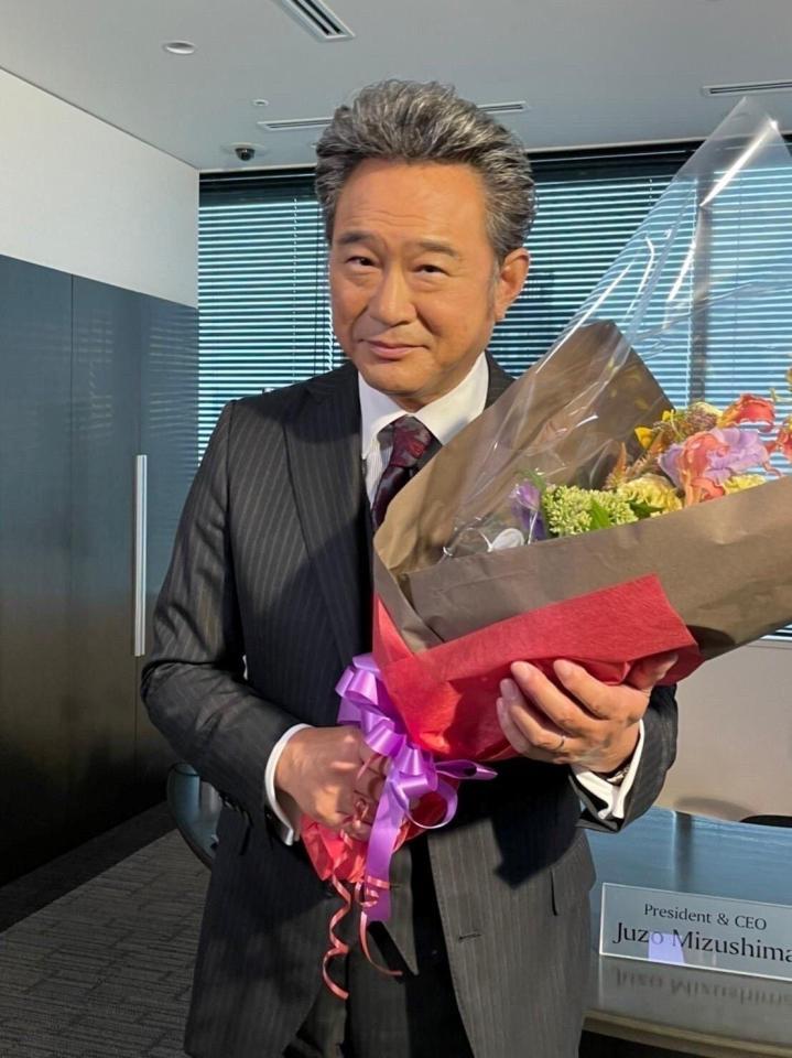 撮影がクランクアップし、花束を手にする船越英一郎