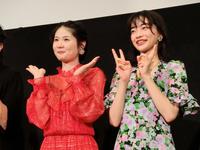 　笑顔でポーズする小野花梨（左）と見上愛