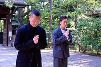 　赤坂氷川神社を参拝する中村勘九郎（左）と中村七之助