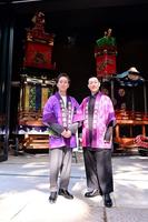　赤坂氷川神社の山車の前に立つ中村勘九郎（右）と中村七之助