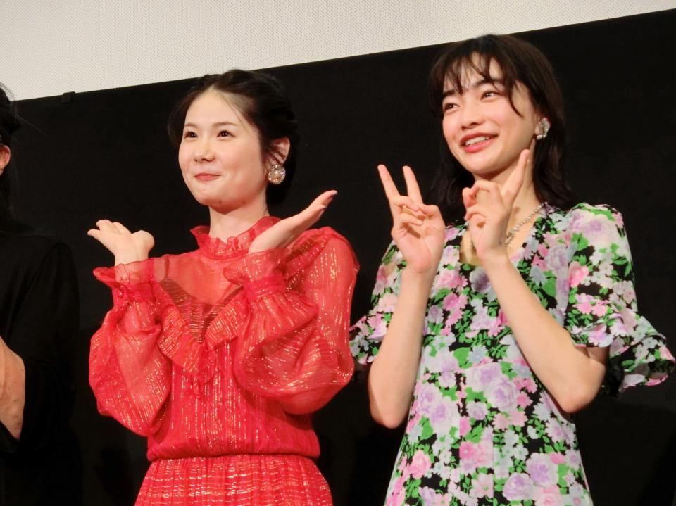 　笑顔でポーズする小野花梨（左）と見上愛