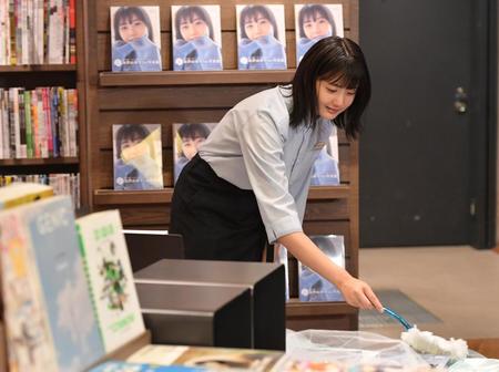 ＳＨＩＢＵＹＡ　ＴＳＵＴＡＹＡの１日店長に就任し、開店前の清掃を行うＳＴＵ４８・瀧野由美子＝東京・ＳＨＩＢＵＹＡ　ＴＳＵＴＡＹＡ（撮影・伊藤笙子）