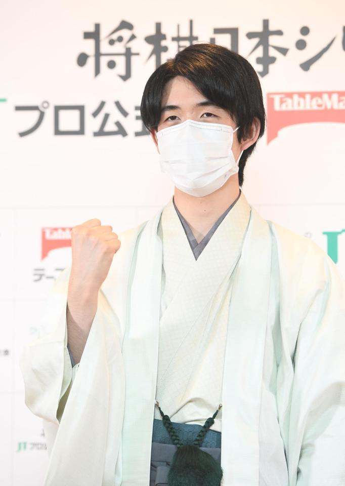 　将棋日本シリーズで準決勝進出を決めガッツポーズの藤井聡太三冠＝東京・シャトーアメーバ（撮影・金田祐二）