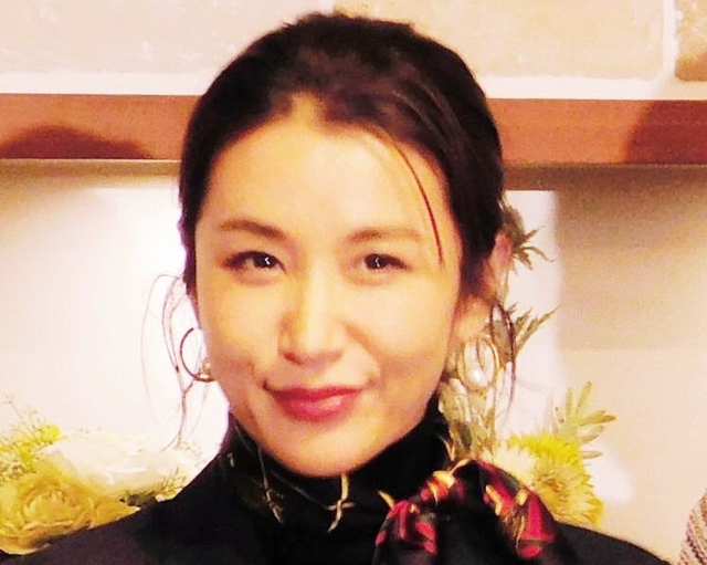 鈴木紗理奈おなかチラリ柔軟運動 おしゃれ自宅 凄い腹筋割れてる 腹チラずるい 芸能 デイリースポーツ Online