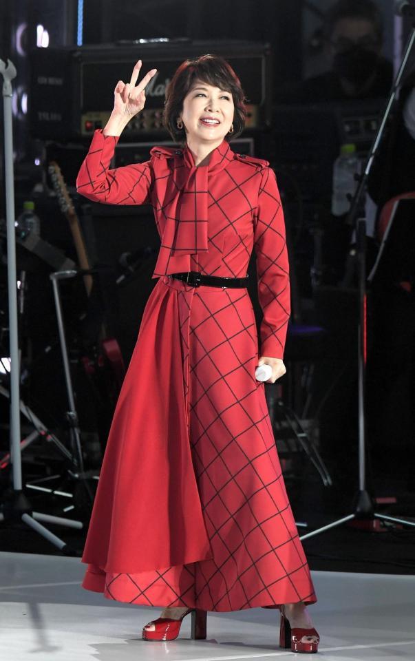 ステージでポーズをきめる伊藤蘭＝東京・日比谷野外大音楽堂（撮影・金田祐二）