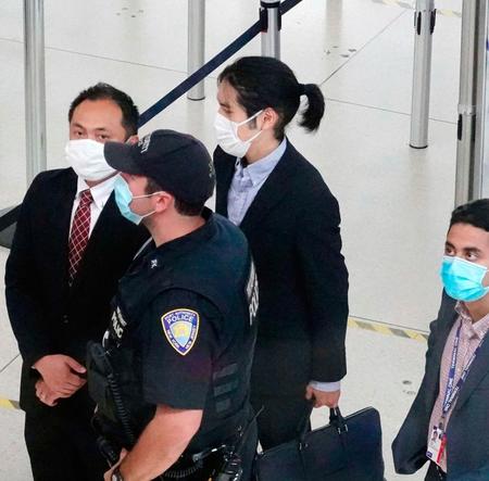 米ニューヨークのケネディ国際空港で、空港職員に囲まれながらセキュリティーチェックに向かう小室圭さん（左から３人目）＝26日（共同）