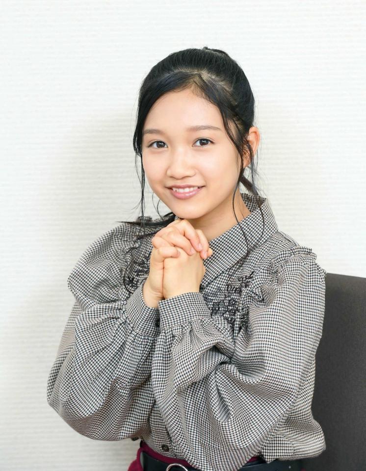 　原作の名場面“リンのポーズ”でカメラを見つめる山崎玲奈（撮影・堀内翔）